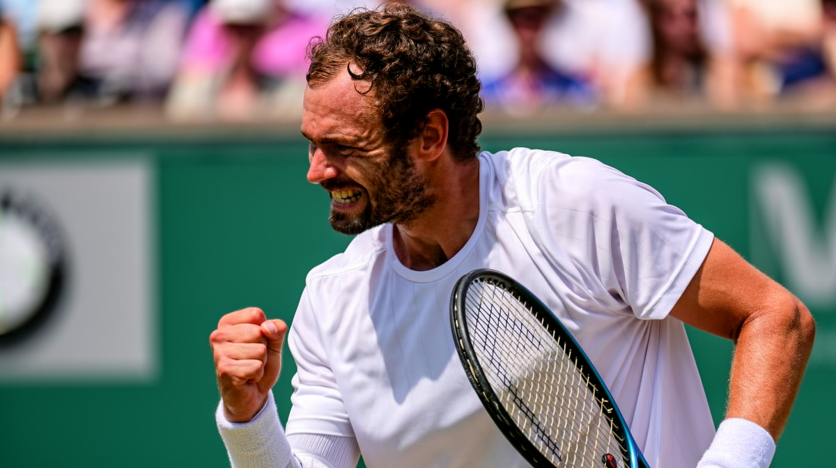 V体育平台 - 温网2026：资格赛黑马 Safiullin 与 Mochizuki 逆袭 八强战将挑战 Djokovic 与 Sinner - V体育